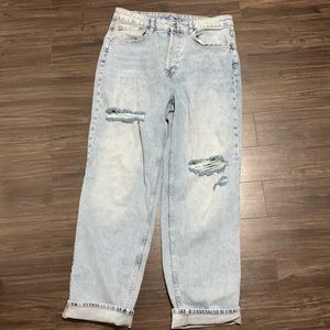 Size 12 DIVIDED 90’s light baggy jeans.